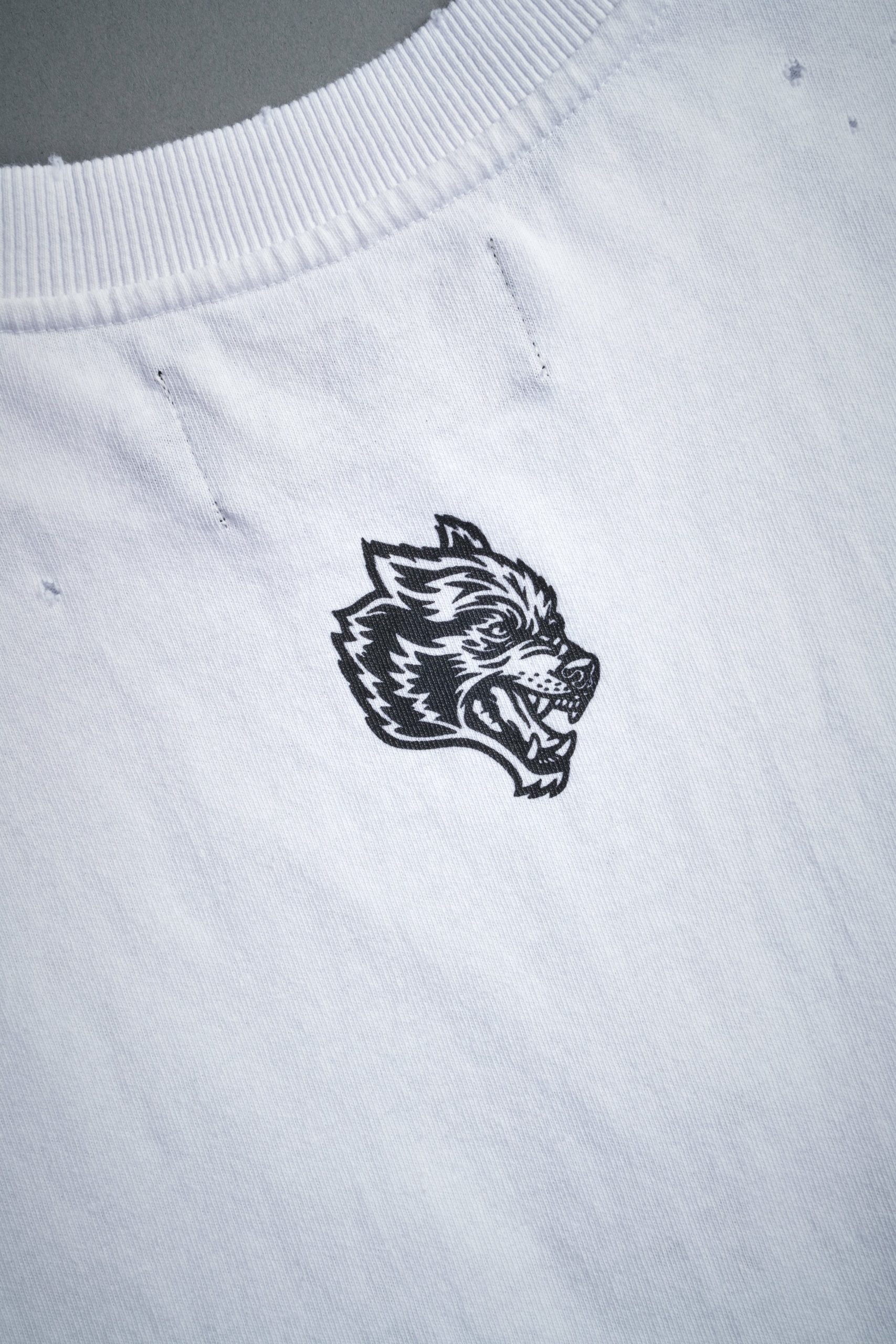 Hell is Real Distressed Grunge Mid-Length Raw Hem Muscle Tee in White - Image 9