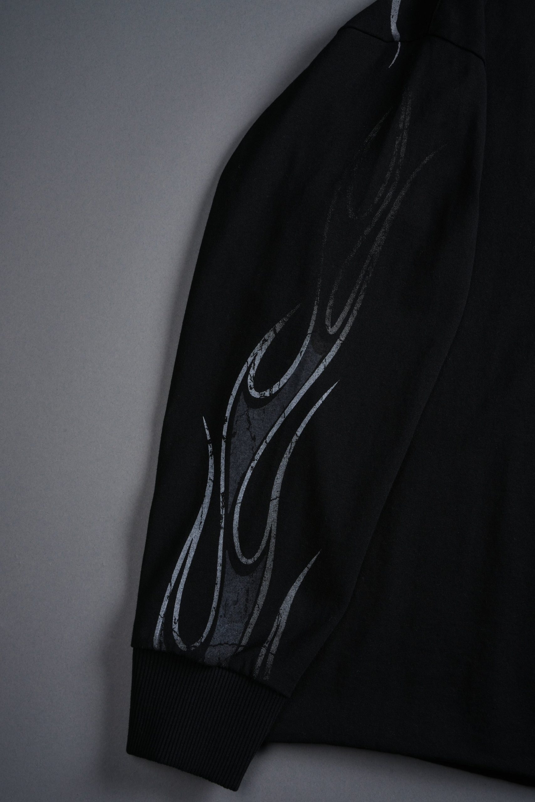 Take-Off Grunge Mid-Length Raw Hem LS Tee in Black - Image 8