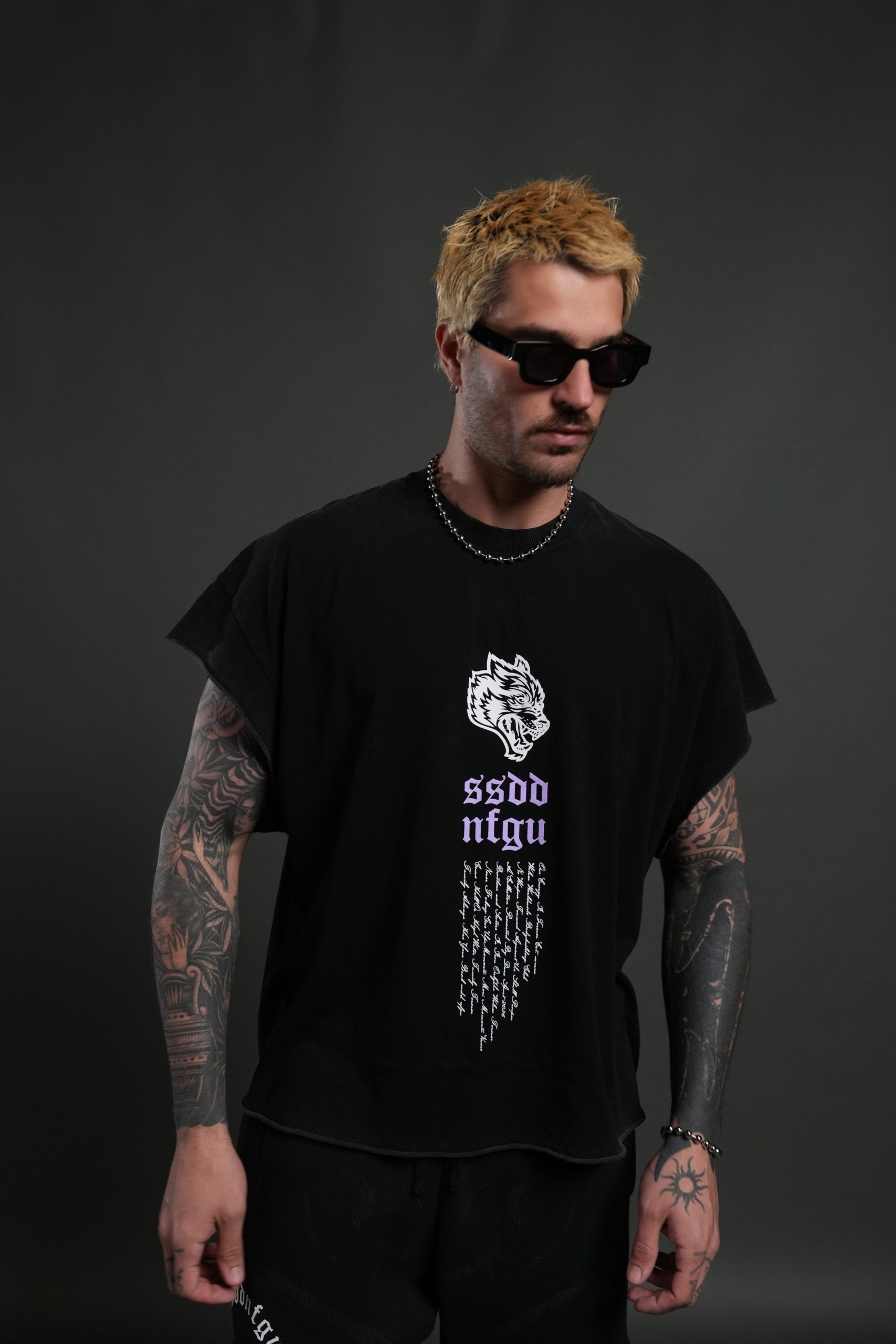 Fallen Angel Grunge Cut-Off Tee in Black - Image 2