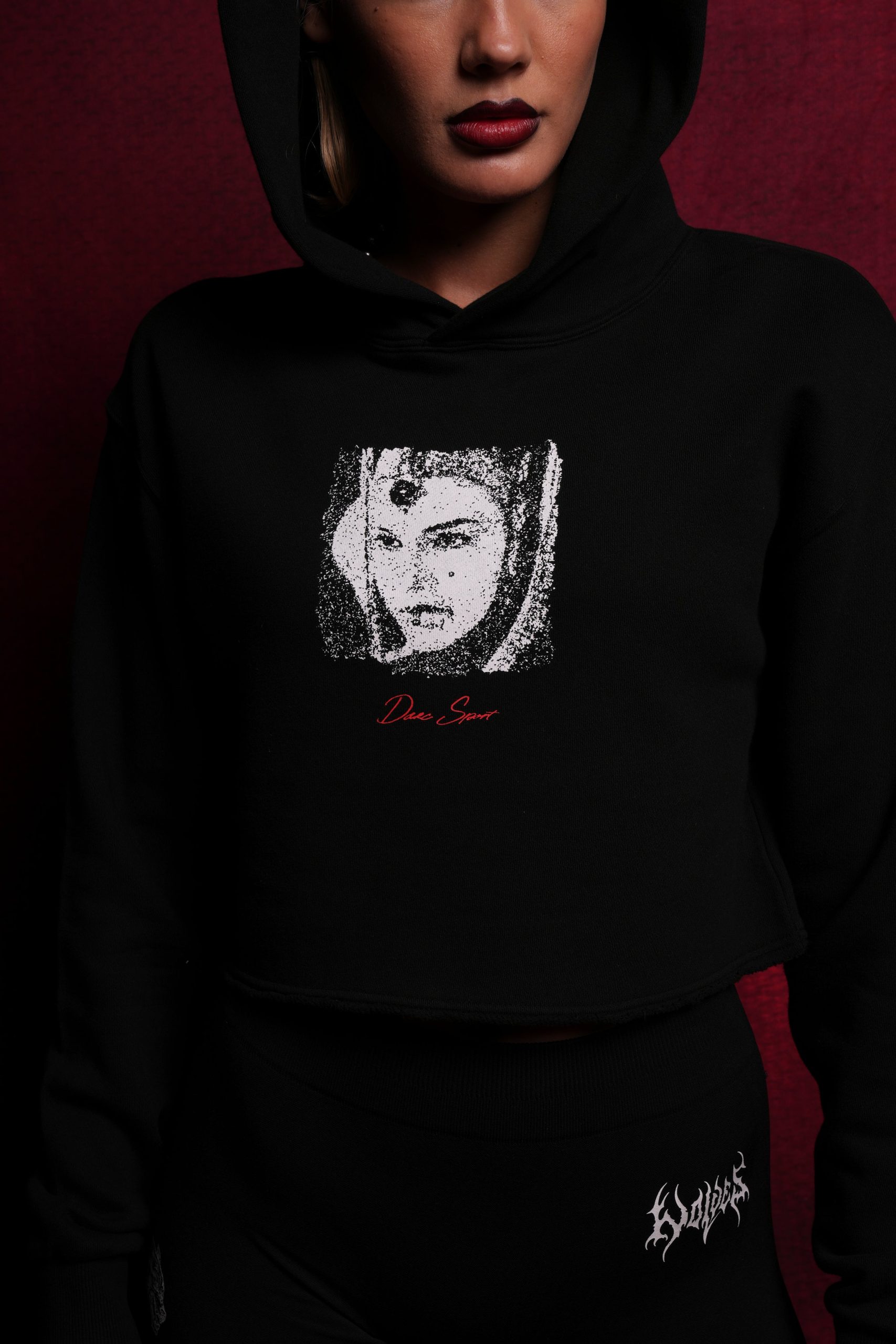 The Queen Wyoming (Cropped) Hoodie in Black