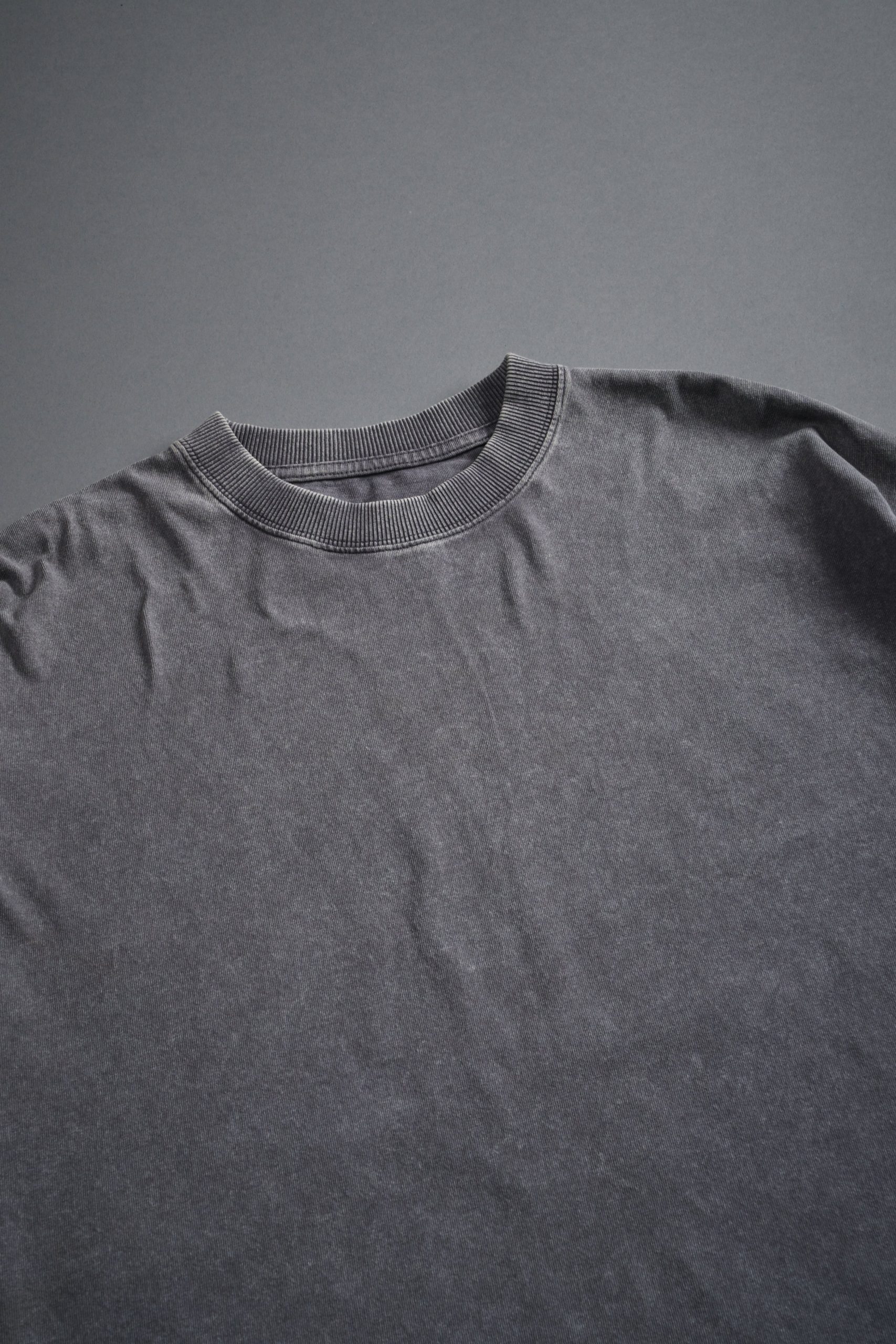 The Shadow Grunge Mid Length Raw Hem Ls Tee in Slate Gray - Image 5