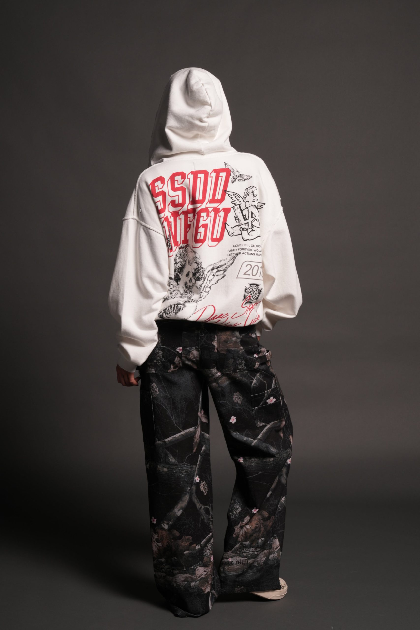 La Ca Frvr Grunge Moatis Zip Hoodie in Cream - Image 11