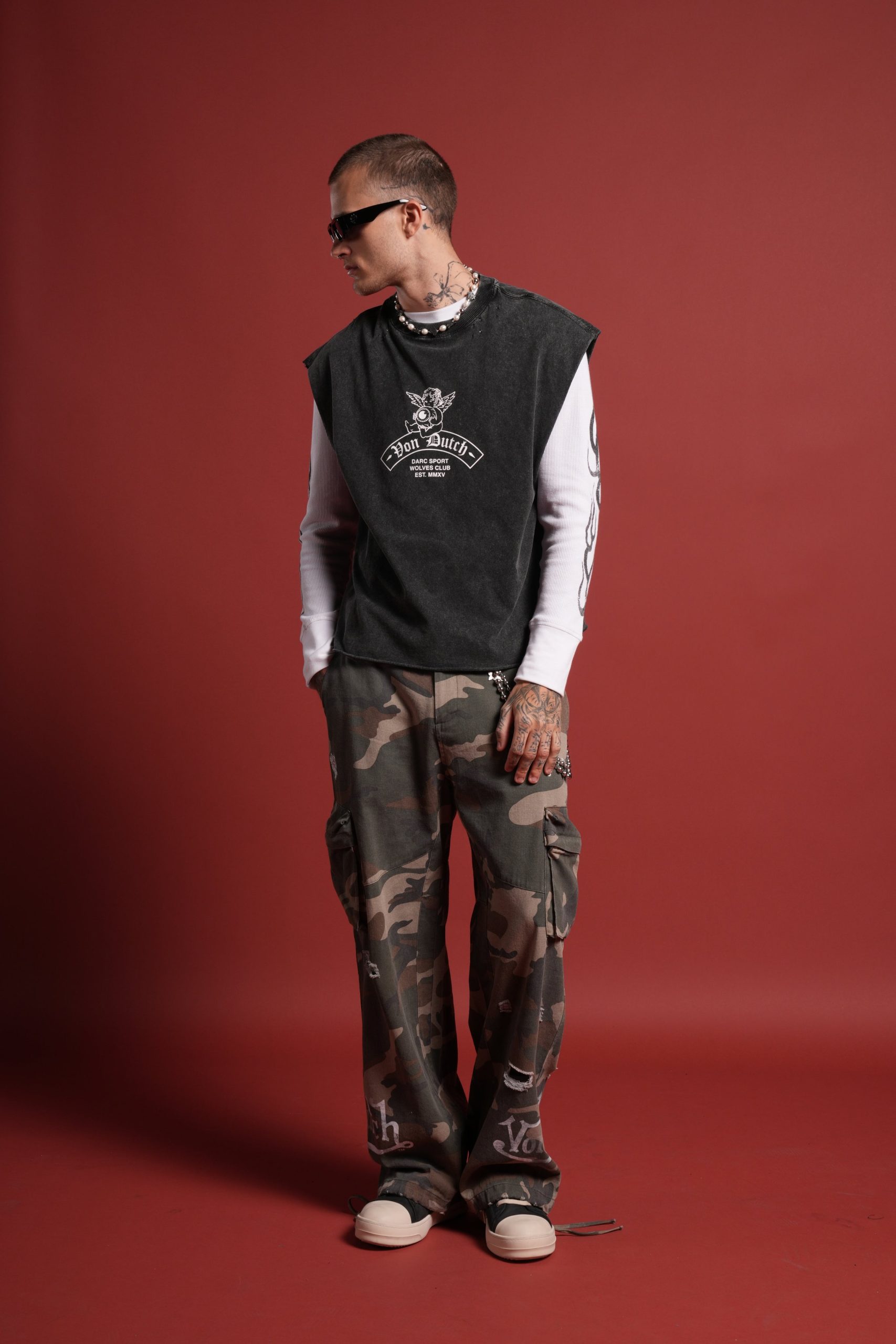 Darc Covenant Distressed Grunge Mid-Length Raw Hem Muscle Tee in Black - Image 5