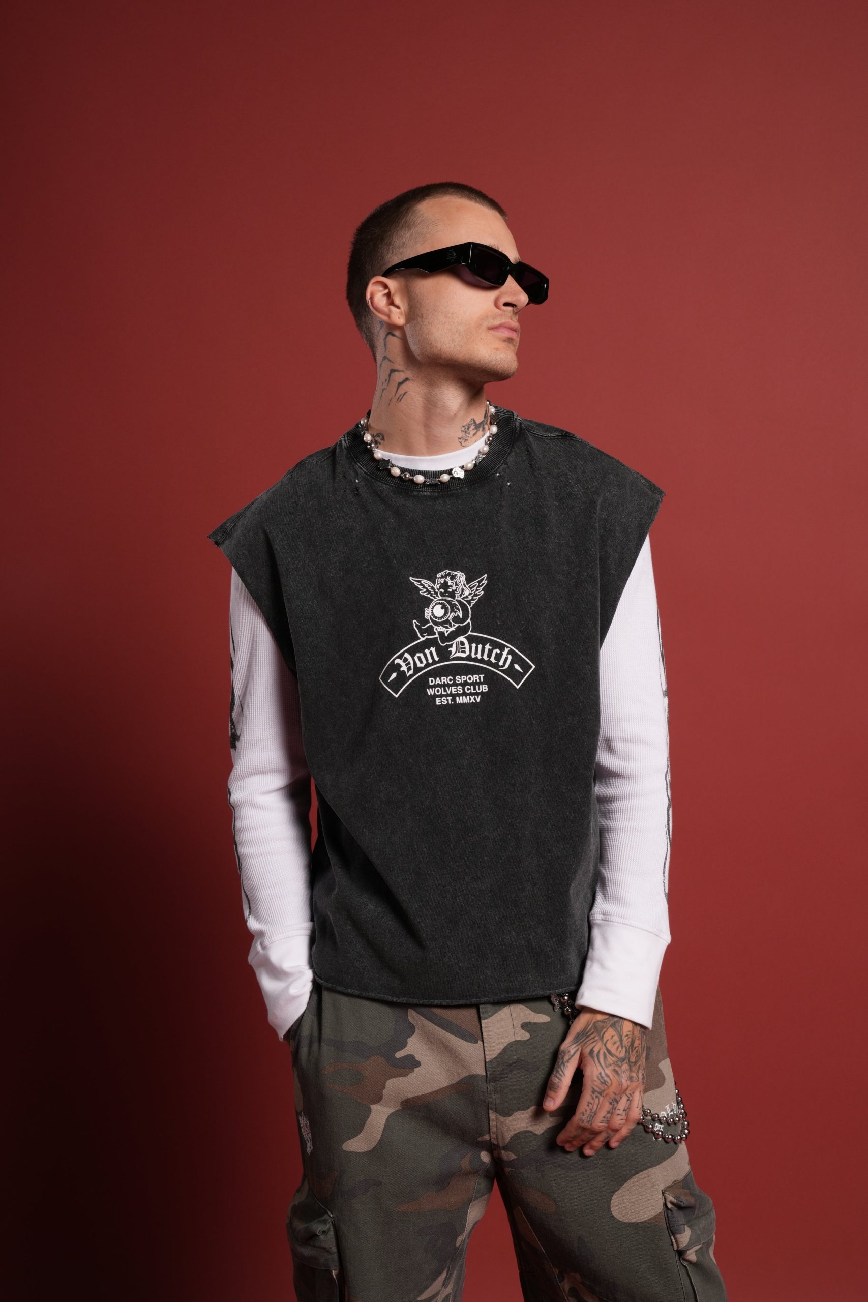 Darc Covenant Distressed Grunge Mid-Length Raw Hem Muscle Tee in Black - Image 4