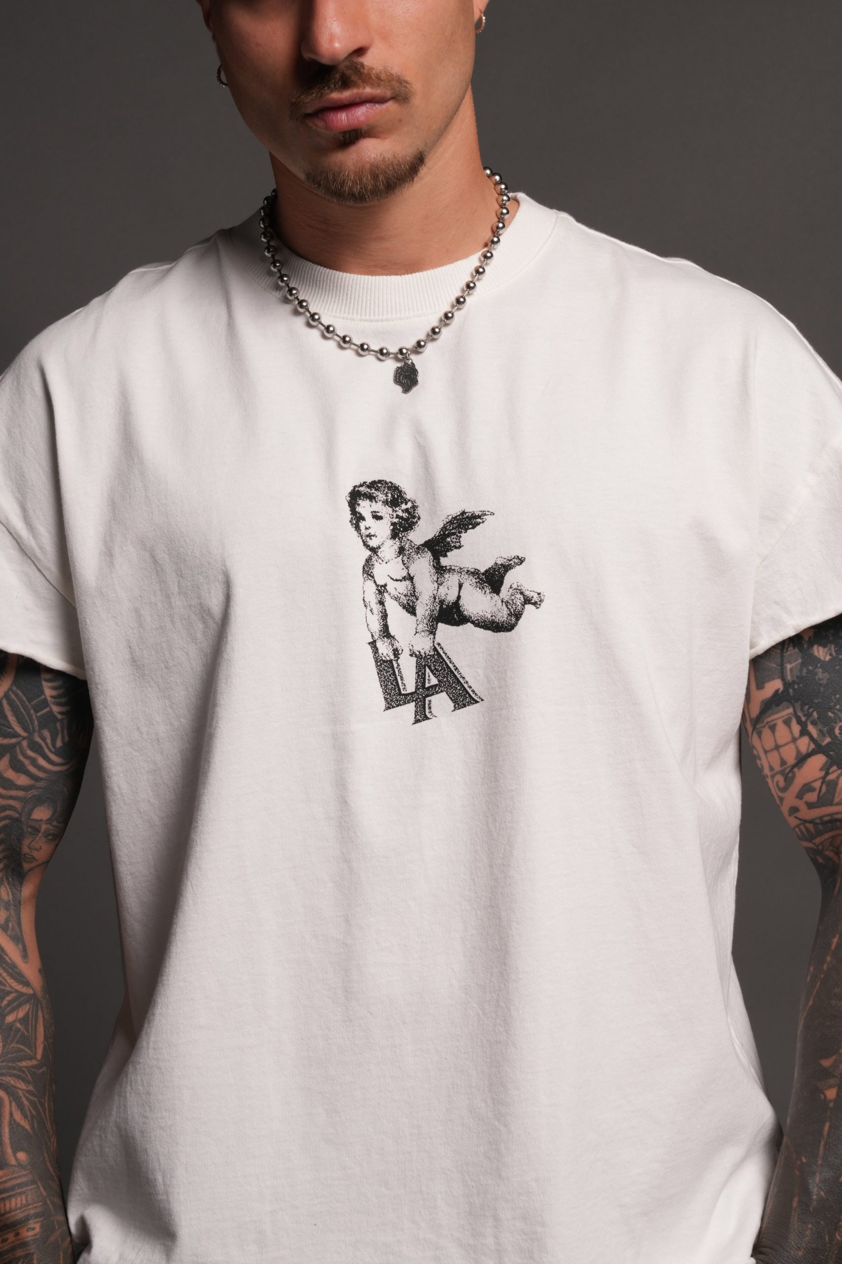 La Cherub Grunge Mid Length Raw Hem Cap Sleeve Tee in Cream - Image 10