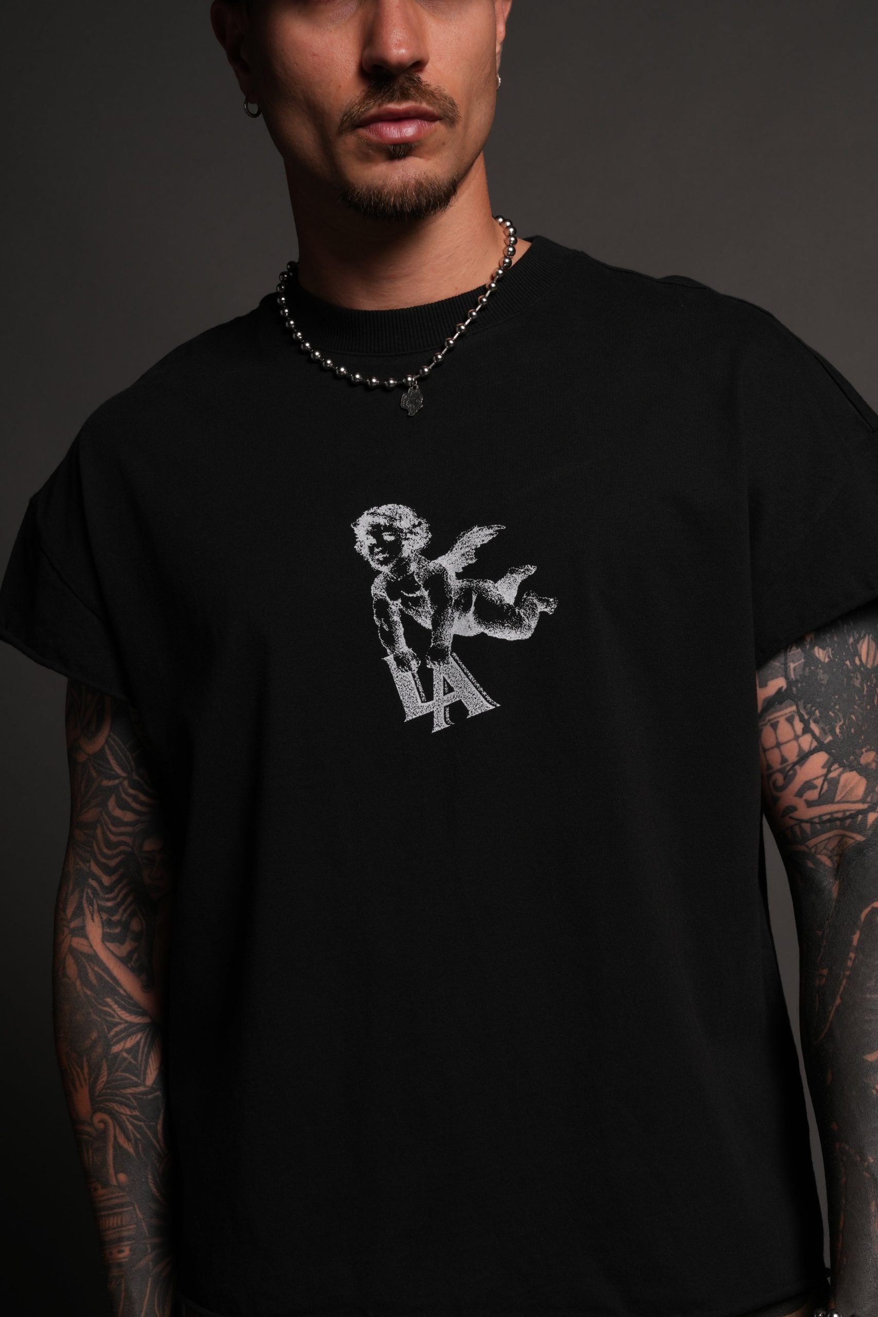 La Cherub Grunge Mid Length Raw Hem Cap Sleeve Tee in Black - Image 10