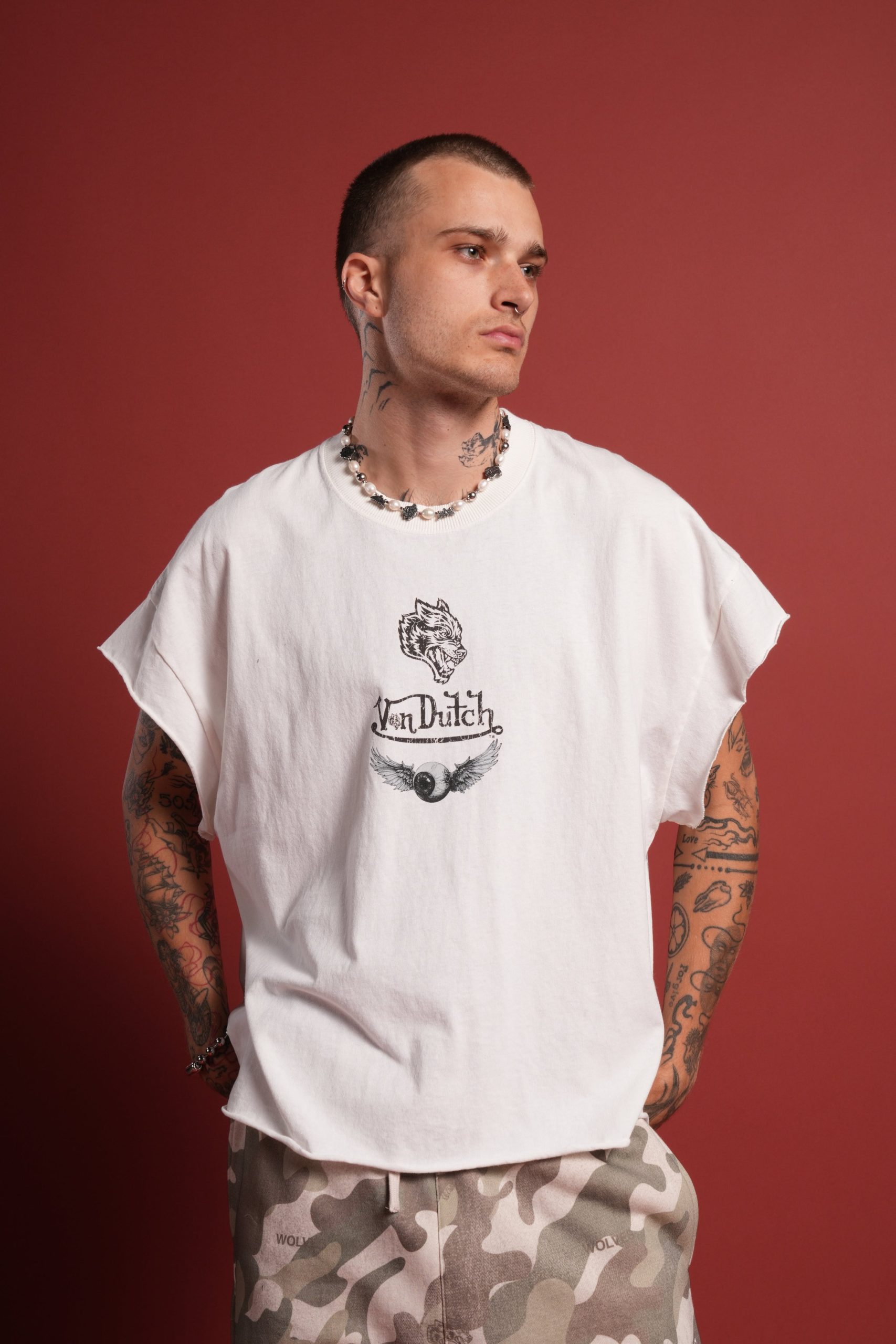 Take-Off Grunge Cut-Off Mid-Length Raw Hem Tee in Cream - Image 2