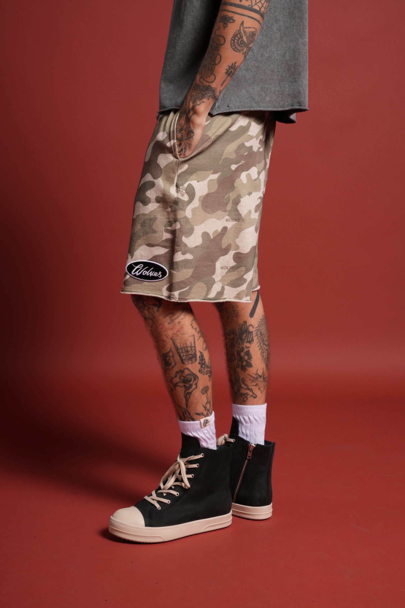 Rebel Heritage Grunge Oversized Raw Hem Post Lounge Sweat Shorts in DSVD Green Camo - Image 4