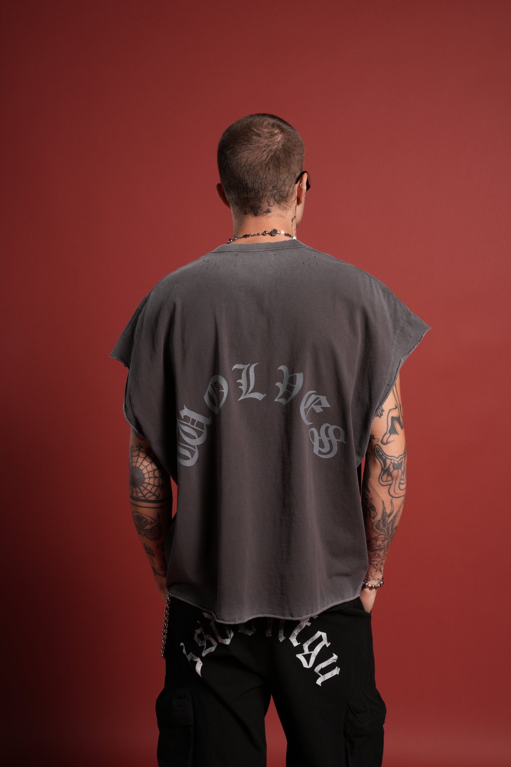 DSVD Legacy Distressed Grunge Cut-Off Mid-Length Raw Hem Tee in Wolf Gray - Image 2