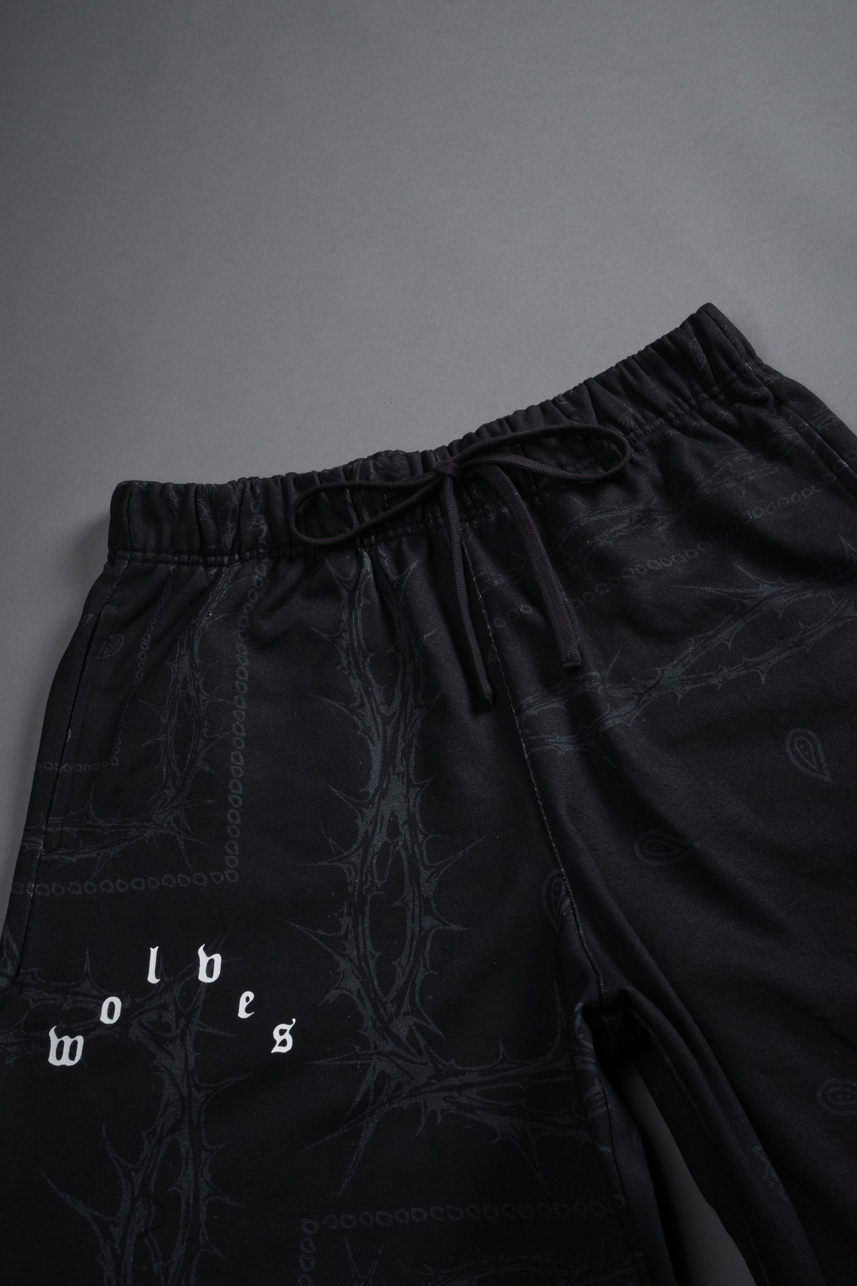Wolves Pyramid Grunge Oversized Raw Hem Post Lounge Sweat Shorts in Black Thorn Paisley - Image 8