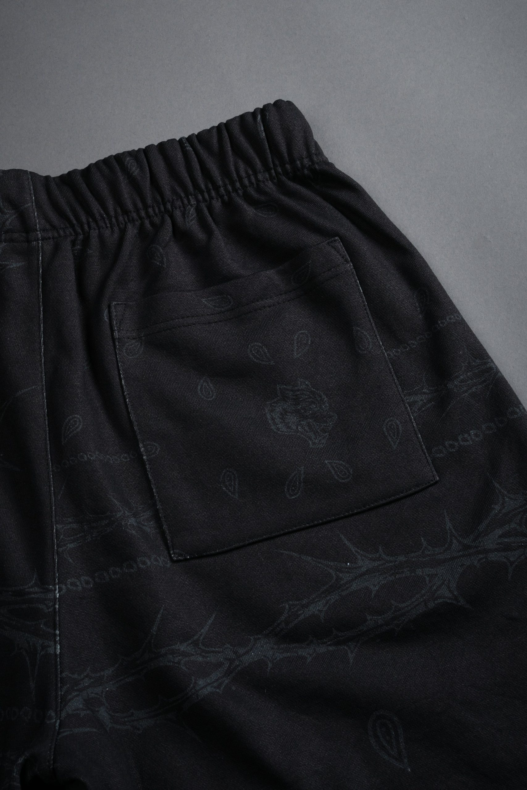 Wolves Pyramid Grunge Oversized Raw Hem Post Lounge Sweat Shorts in Black Thorn Paisley - Image 10