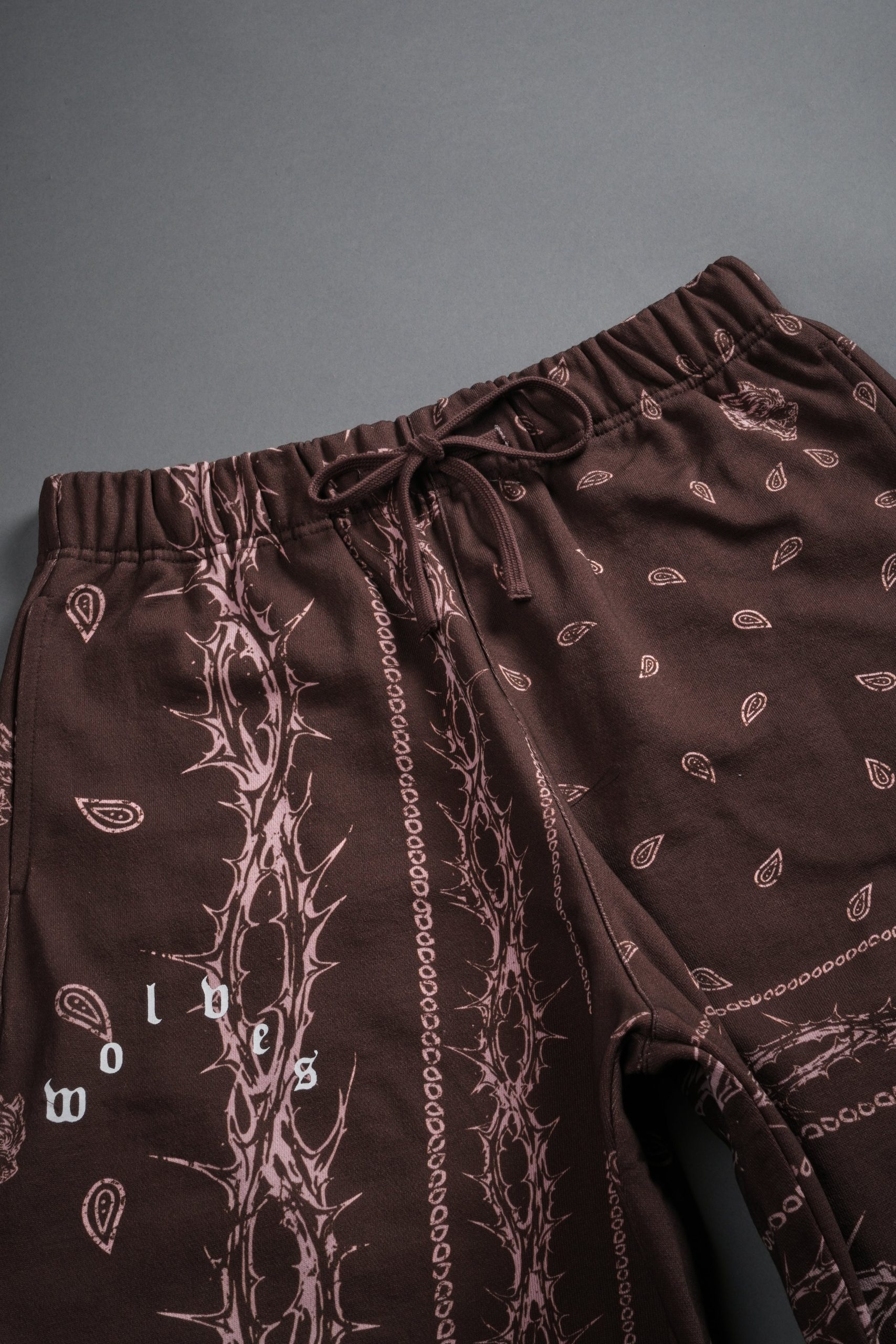 Wolves Pyramid Grunge Oversized Raw Hem Post Lounge Sweat Shorts in Desert Dust Thorn Paisley - Image 7