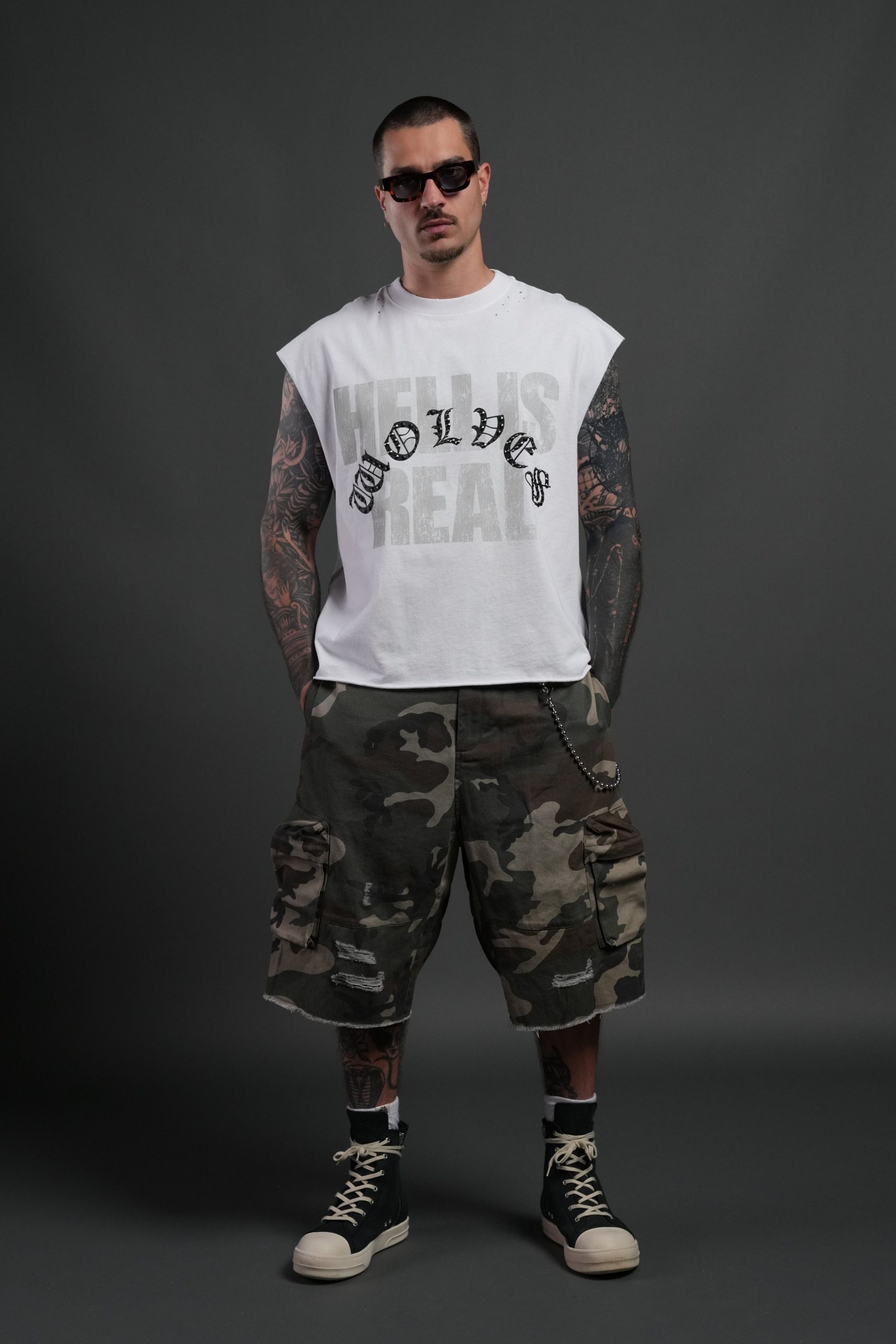 Hell is Real Distressed Grunge Mid-Length Raw Hem Muscle Tee in White - Image 5
