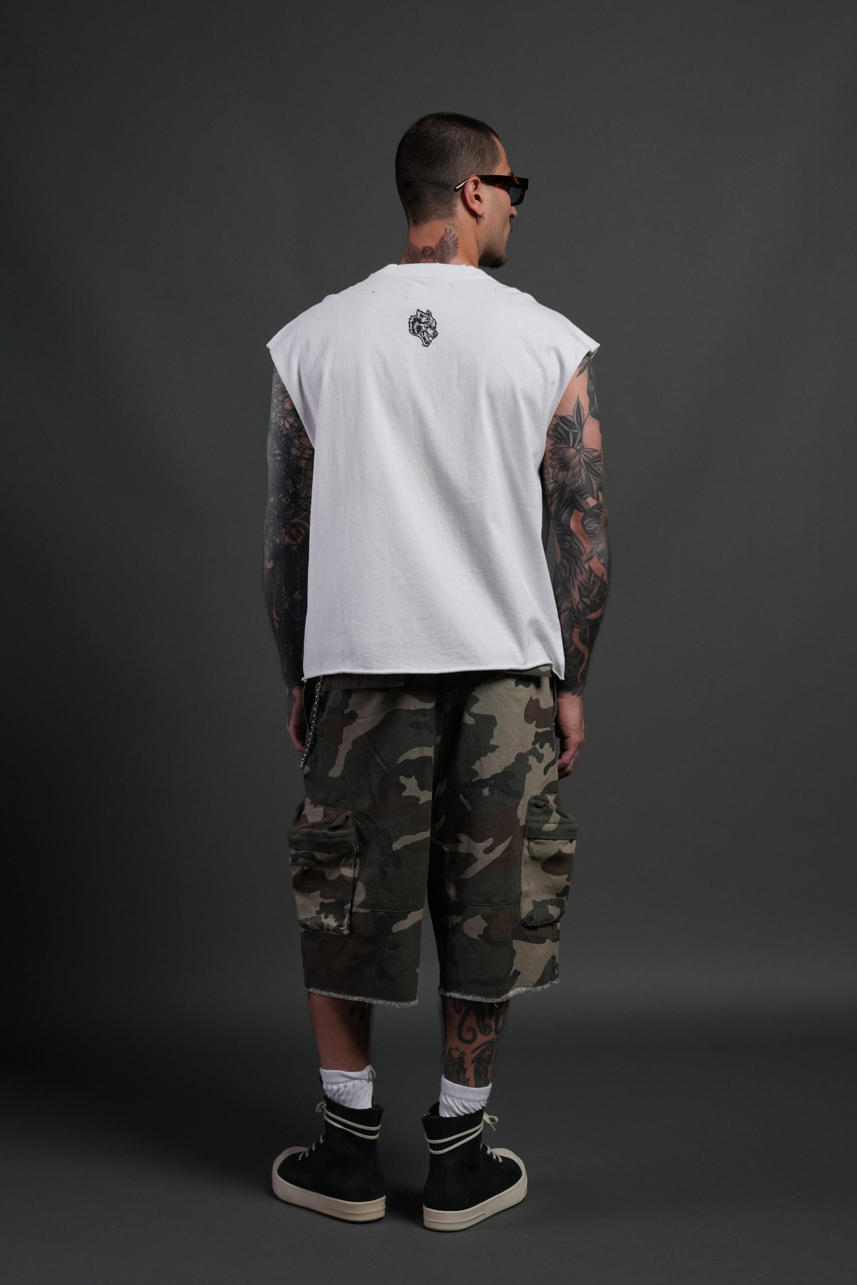Hell is Real Distressed Grunge Mid-Length Raw Hem Muscle Tee in White - Image 6