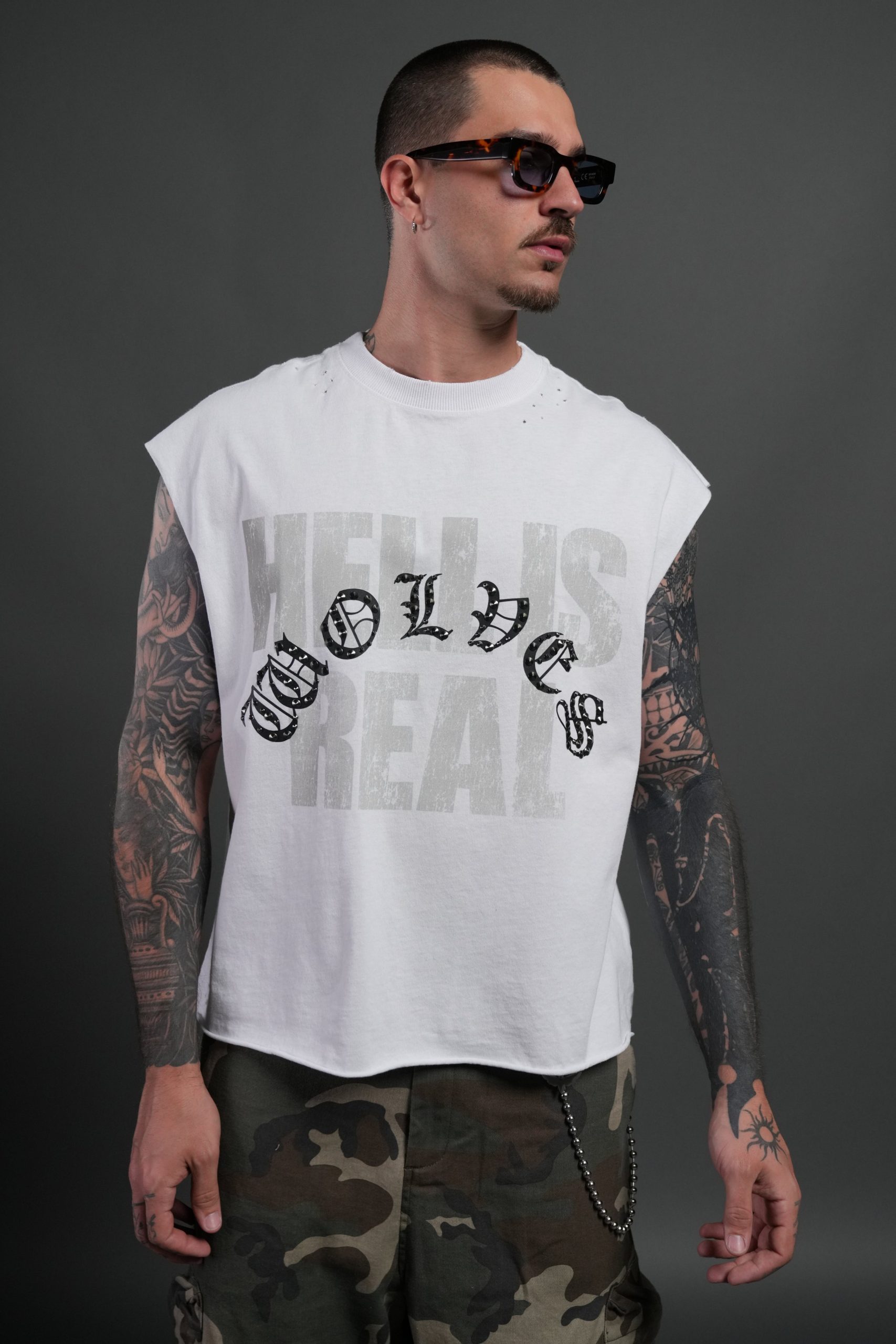 Hell is Real Distressed Grunge Mid-Length Raw Hem Muscle Tee in White - Image 4