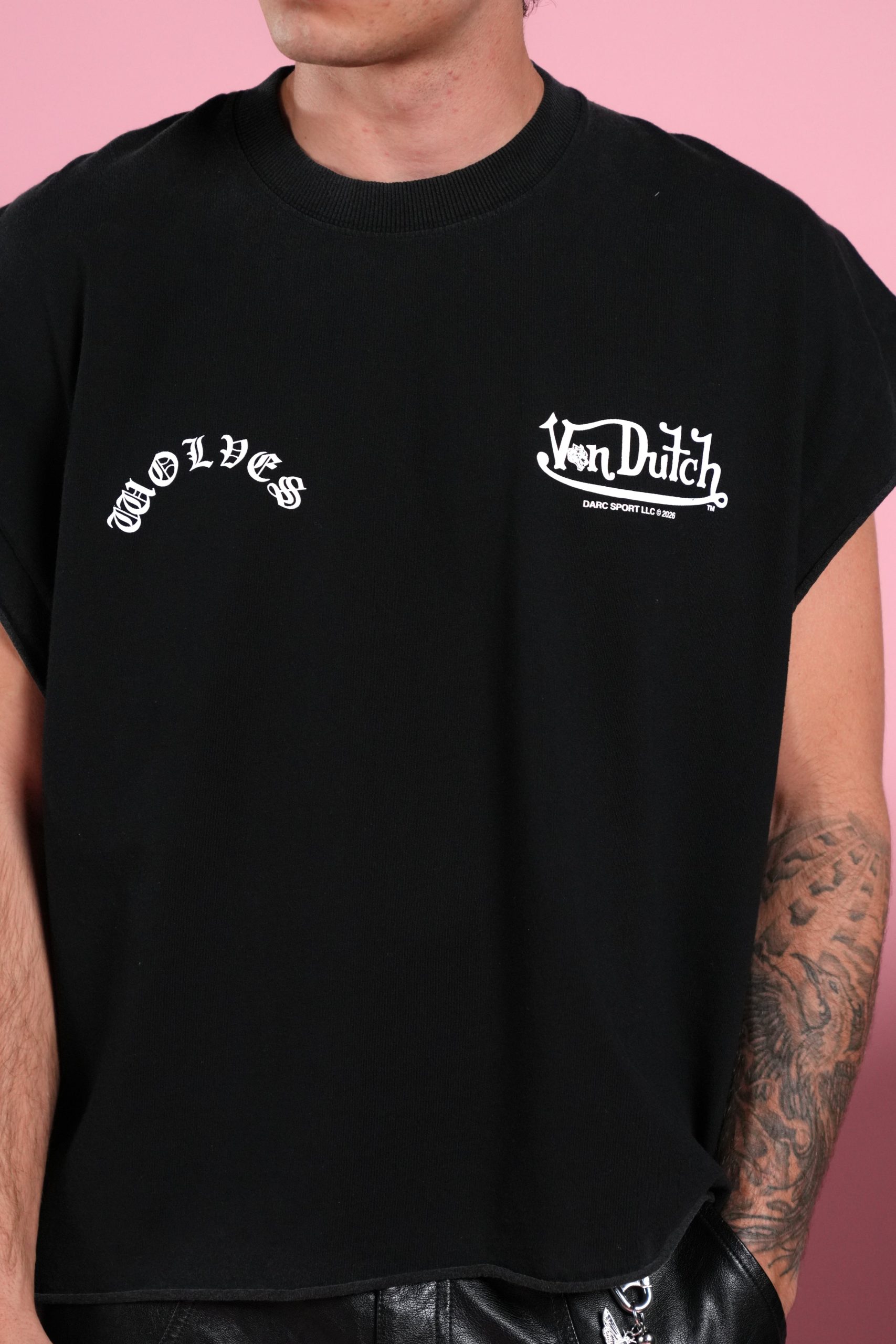 Von Darc Grunge Cut-Off Mid-Length Raw Hem Tee in Black - Image 7