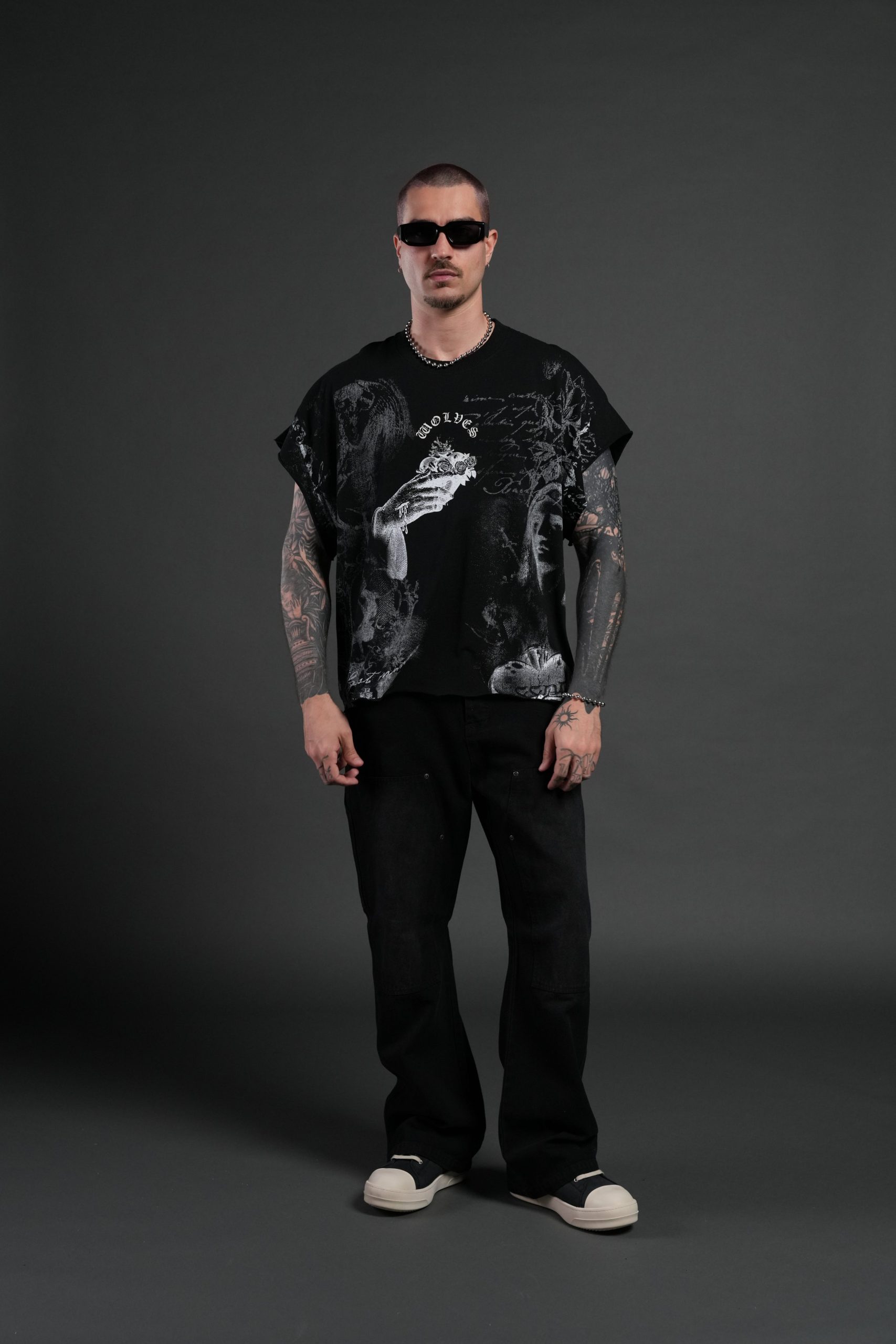 Heart of Thorns Distressed Grunge Cut-Off Mid-Length Raw Hem Tee in Black - Image 5
