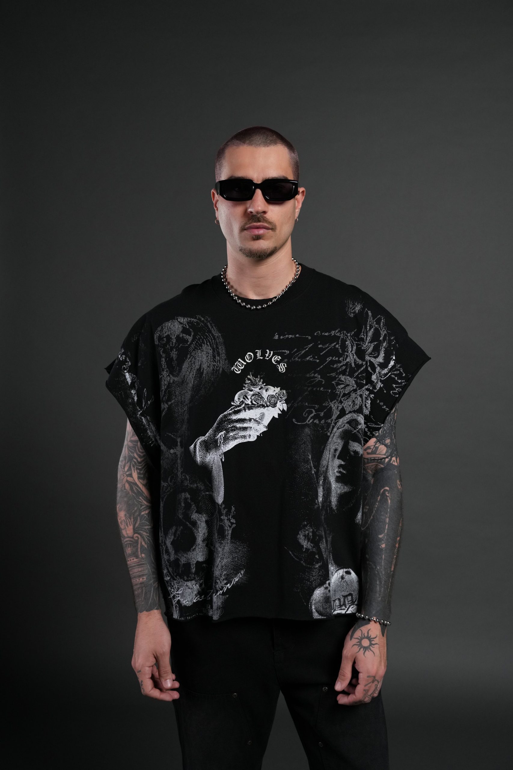 Heart of Thorns Distressed Grunge Cut-Off Mid-Length Raw Hem Tee in Black - Image 4