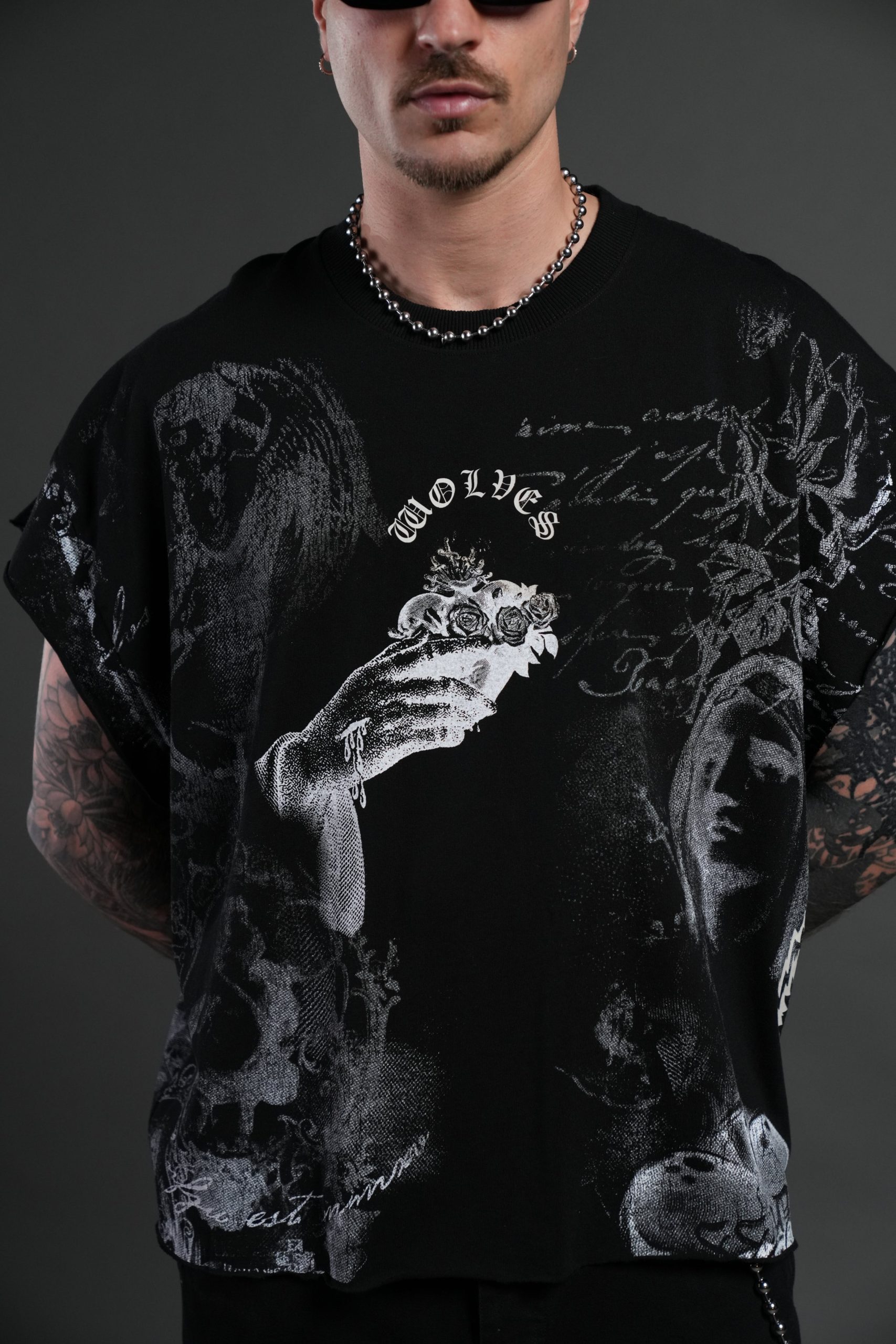 Heart of Thorns Distressed Grunge Cut-Off Mid-Length Raw Hem Tee in Black - Image 7