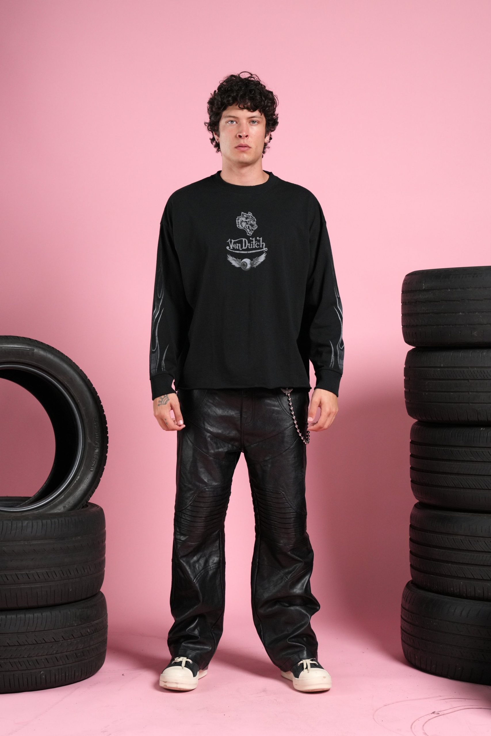 Take-Off Grunge Mid-Length Raw Hem LS Tee in Black - Image 5