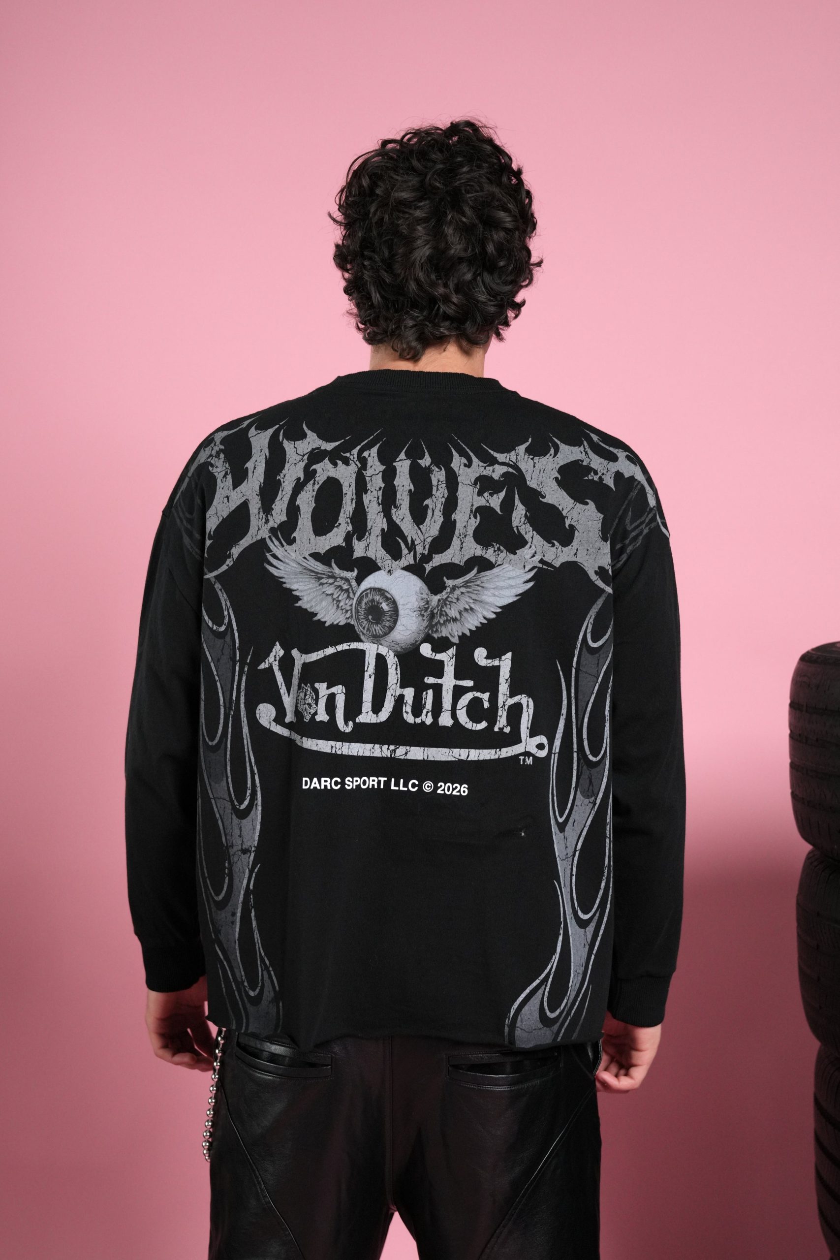 Take-Off Grunge Mid-Length Raw Hem LS Tee in Black - Image 4