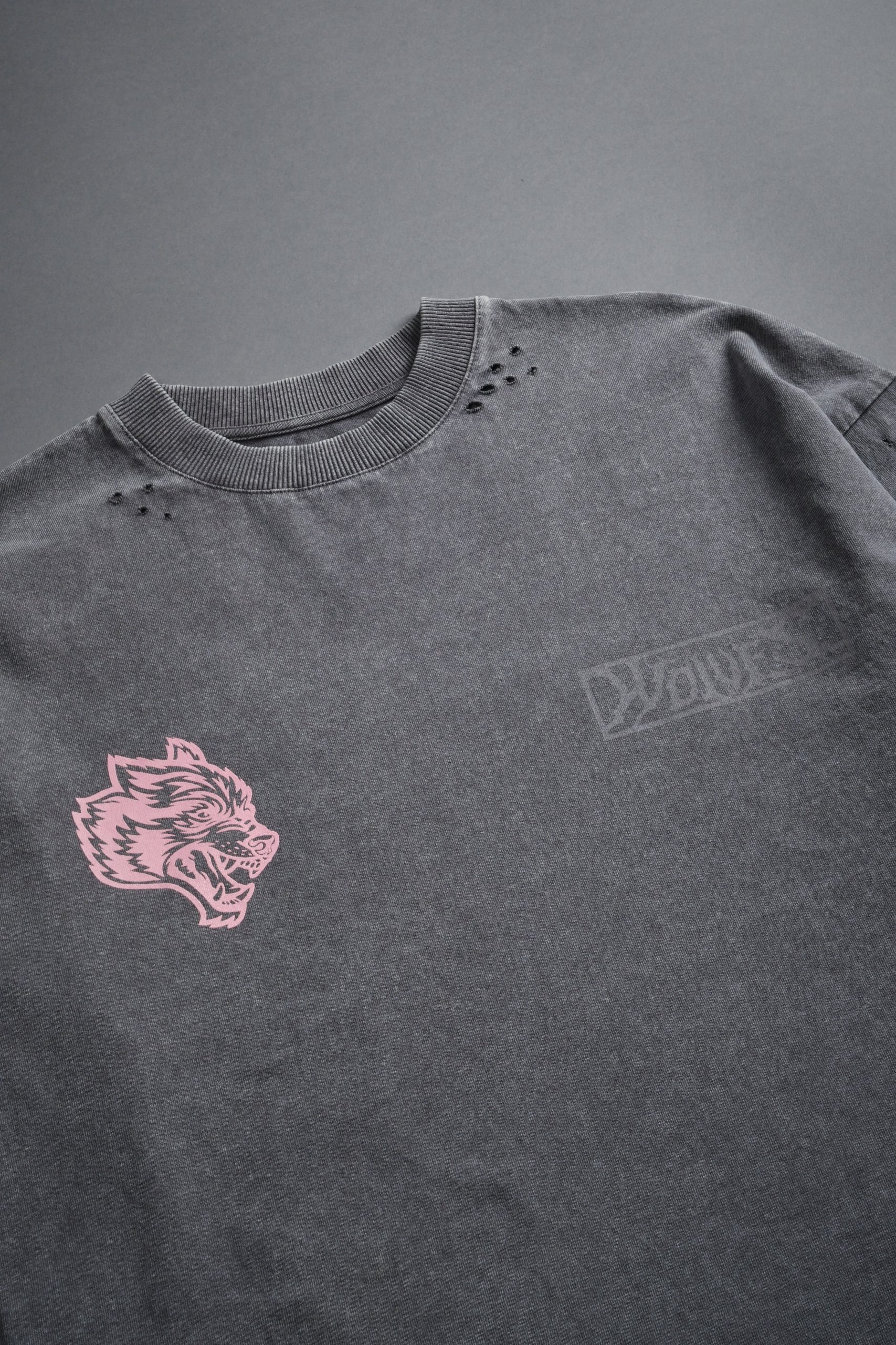 Wolves Valor Distressed Grunge Mid Length Raw Hem Tee in Slate Gray - Image 9