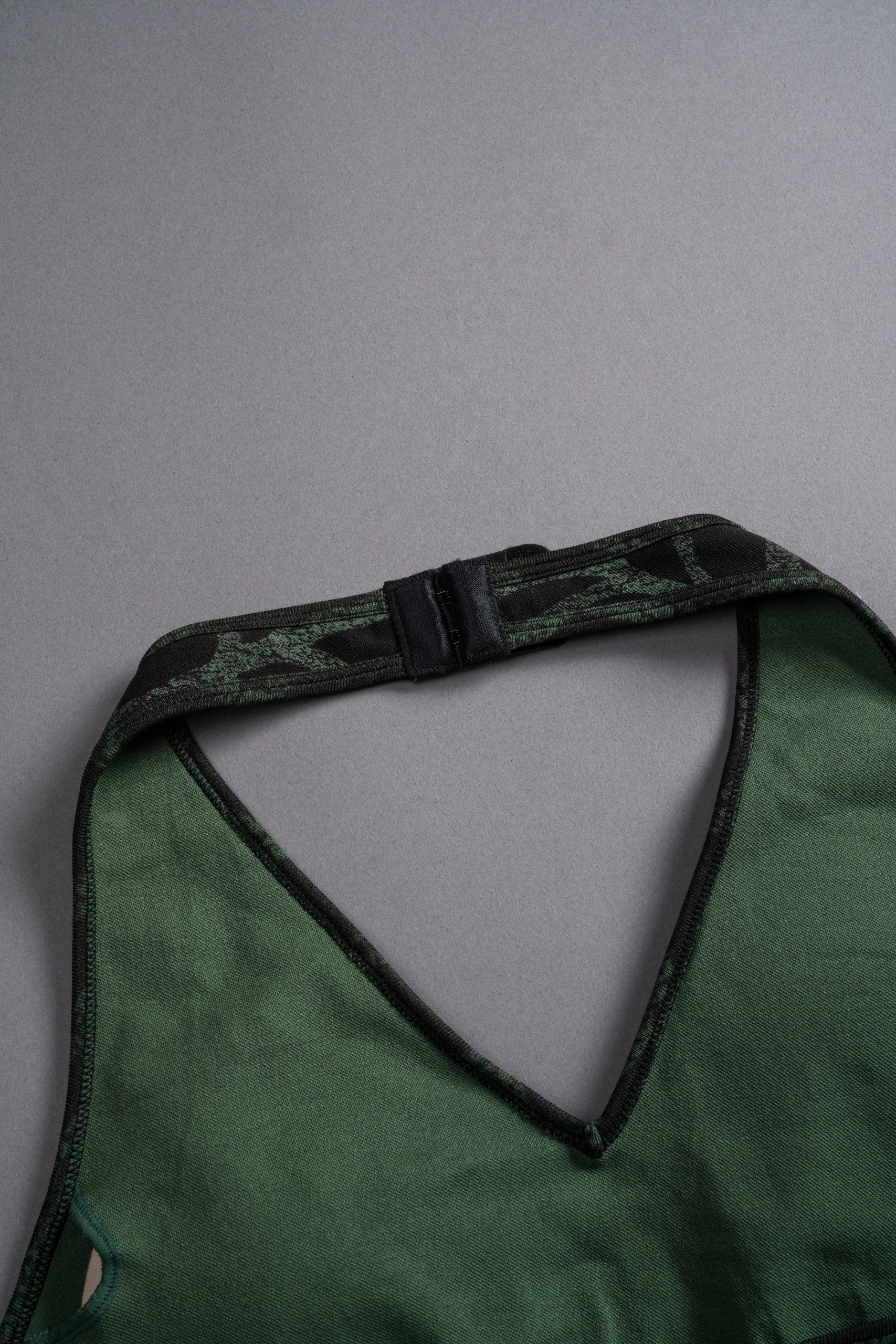 Single Wolf Everson Seamless Halter Bra in Black/Green Symbiote Web - Image 6